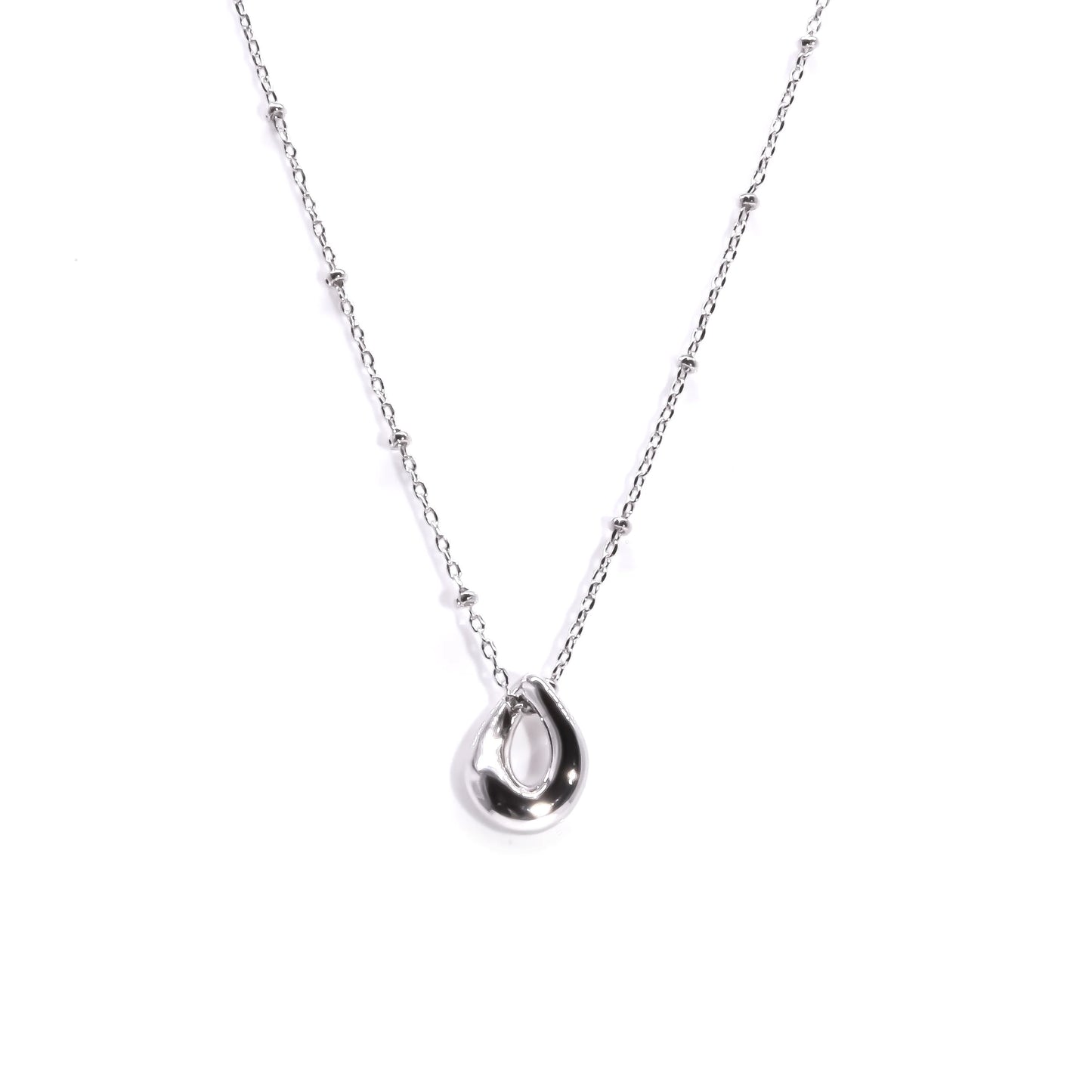 < Fluent Silver Necklace