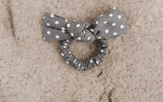 < / + Grey Bow scrunchie